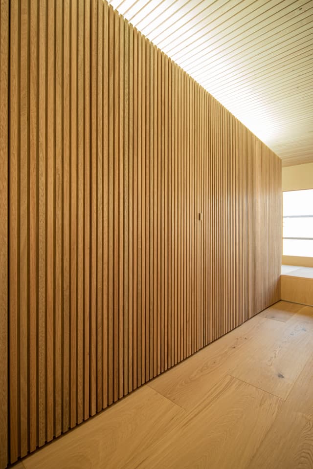 シャワー、洗面、トイレは収納の中に隠している。
扉はラワン無垢材を目透し張り