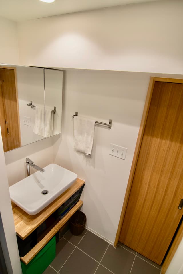 洗面所です。シンプルですが、鏡の中やシンク下にもたっぷり収納があります。