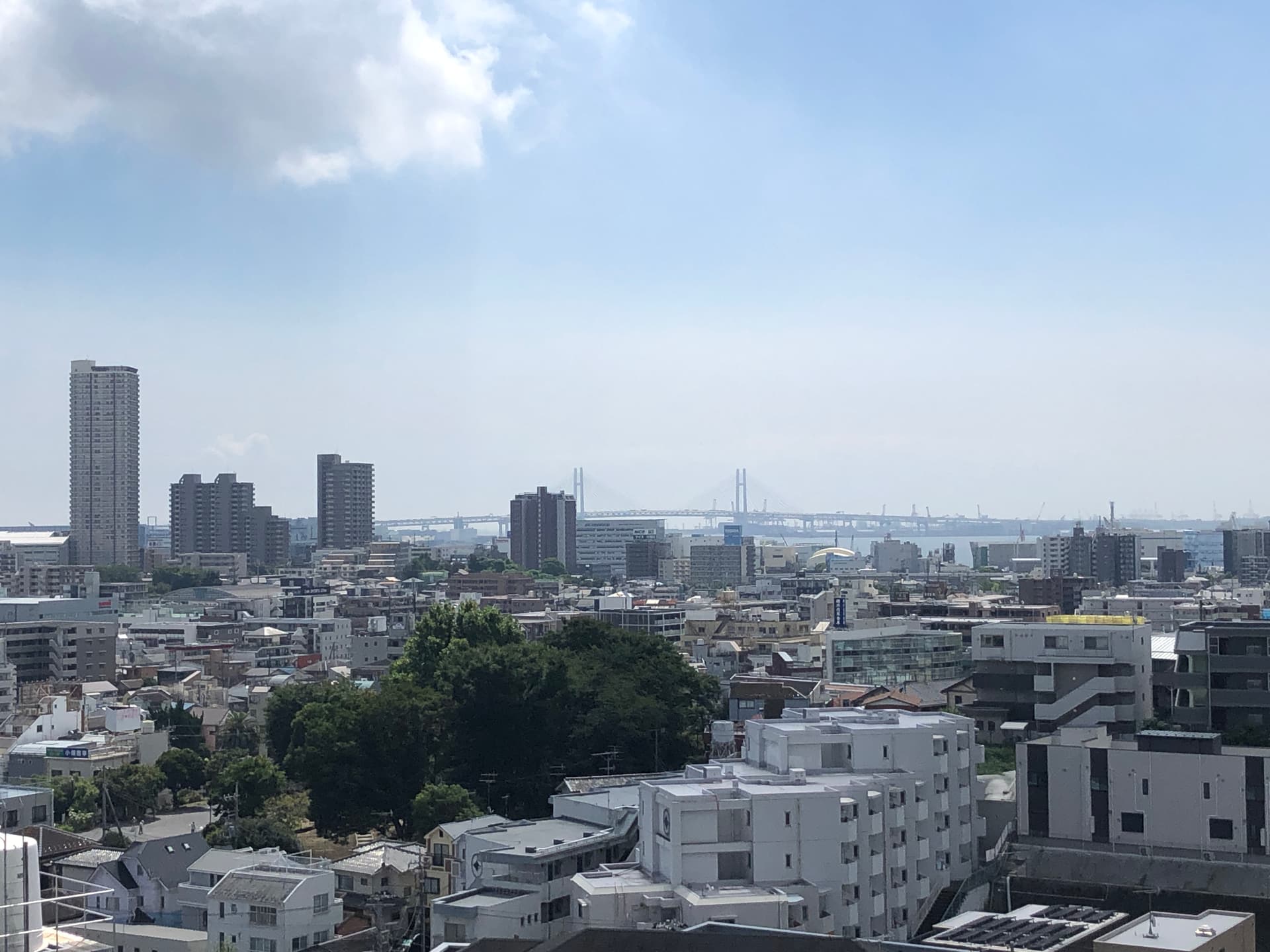 バルコニーからの写真です。目の前にベイブリッジが見えます。