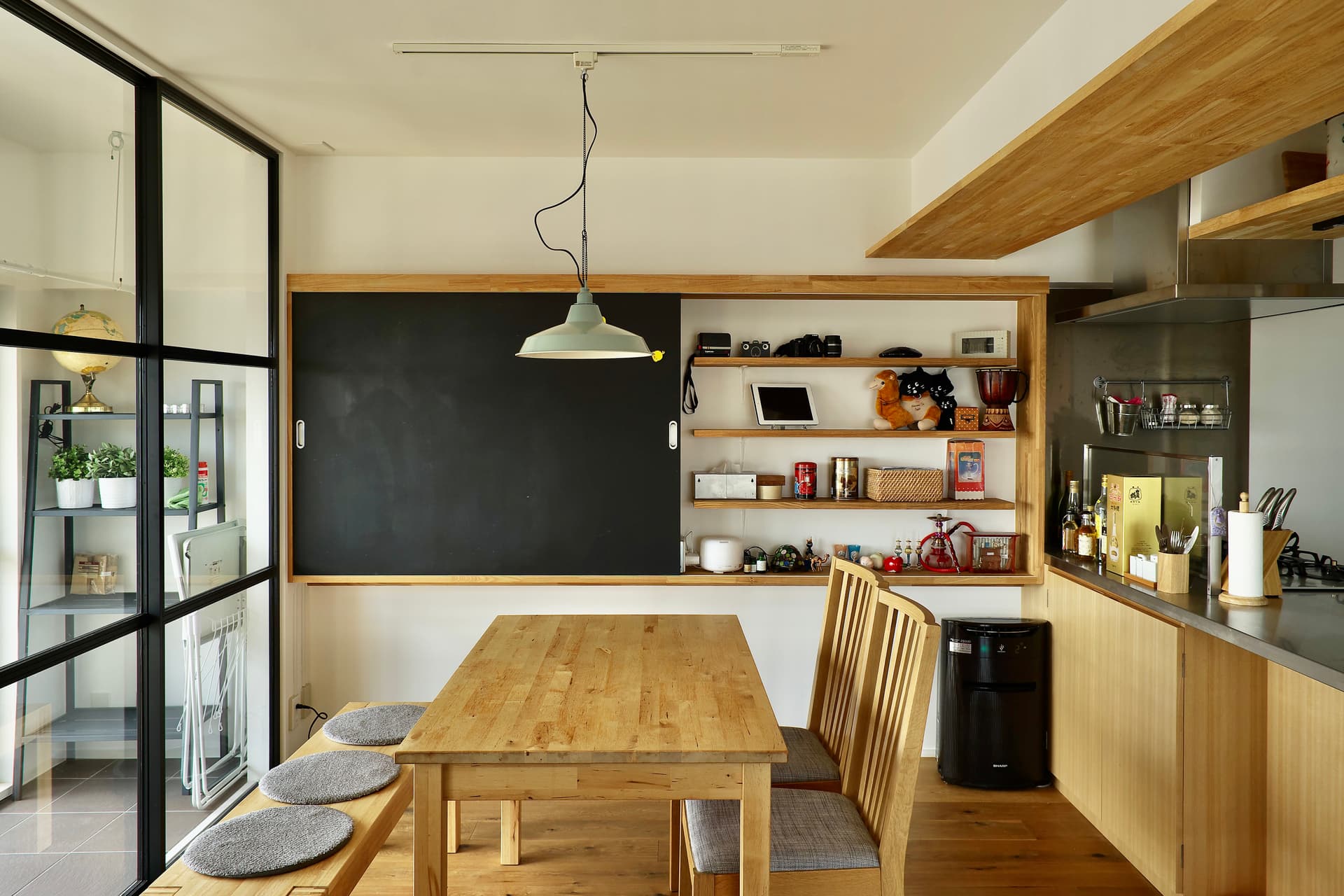 ダイニングです。黒板収納は、磁石もくっつくので、忘れてはいけない手紙など貼り出したりしています。