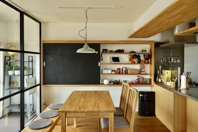 ダイニングです。黒板収納は、磁石もくっつくので、忘れてはいけない手紙など貼り出したりしています。