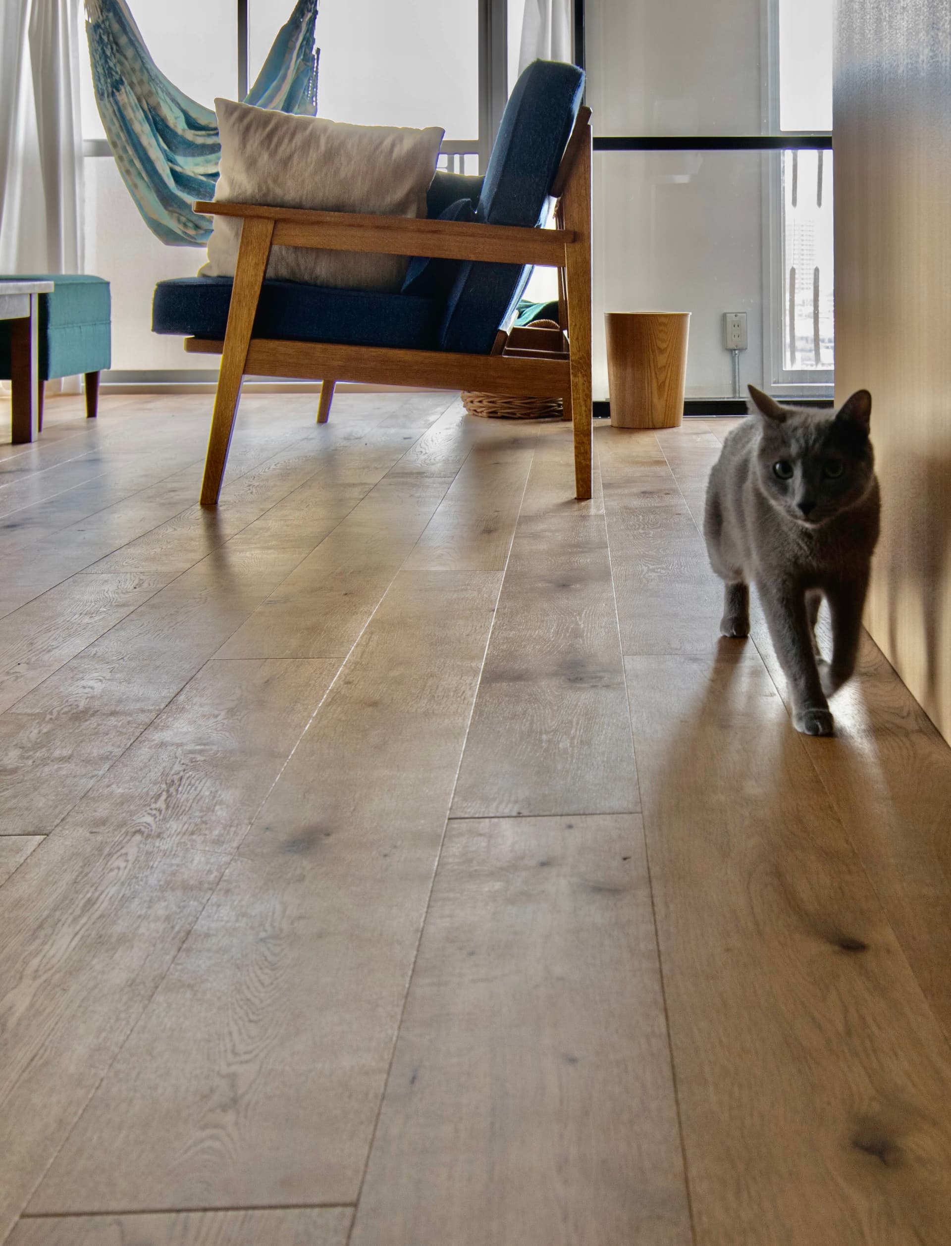 床は表面にオーク無垢が貼ってある素材で、色合いがとても素敵です。