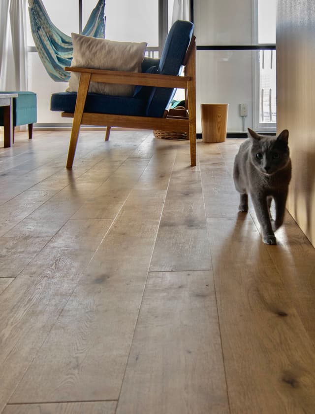 床は表面にオーク無垢が貼ってある素材で、色合いがとても素敵です。