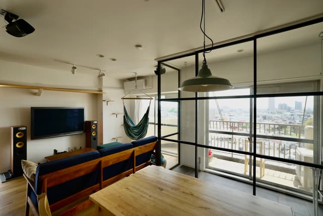 キッチンからリビングを見た写真です。ハンモックに揺られて外を眺められます。