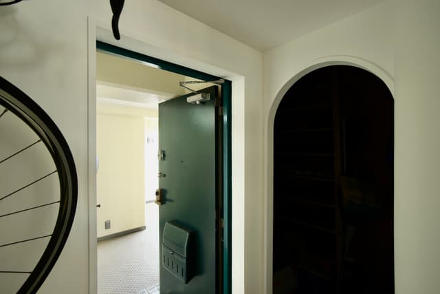 右側のRの奥が玄関収納です。玄関に続きモルタルなので、汚れを気にせずガシガシ収納できます。