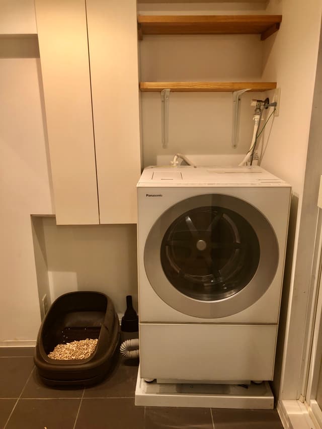 洗面所の洗濯機周りです。猫トイレの上には換気扇をつけています。猫ちゃんのトイレの臭いも気になりません。