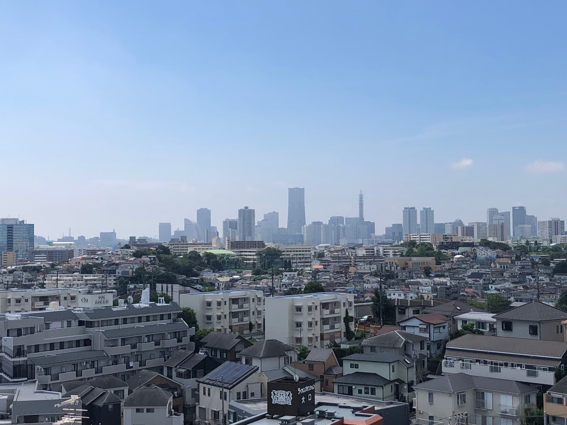 バルコニーからの写真です。バルコニーを出て右のほうには、みなとみらいが見えます。夏には何回か花火大会があるので、その度にバルコニーから(室内からも)花火を楽しめます。