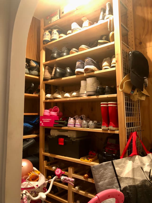 玄関収納の中です。靴や工具、子どもの自転車やワインなどを置いています。