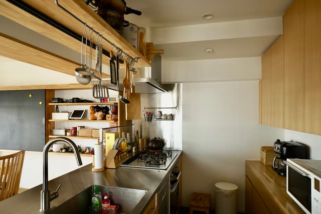 キッチンです。コンロは大火力のものを入れ、食洗機、ガスオーブンも入れています。
造作の収納も多く、使い勝手がいいです。