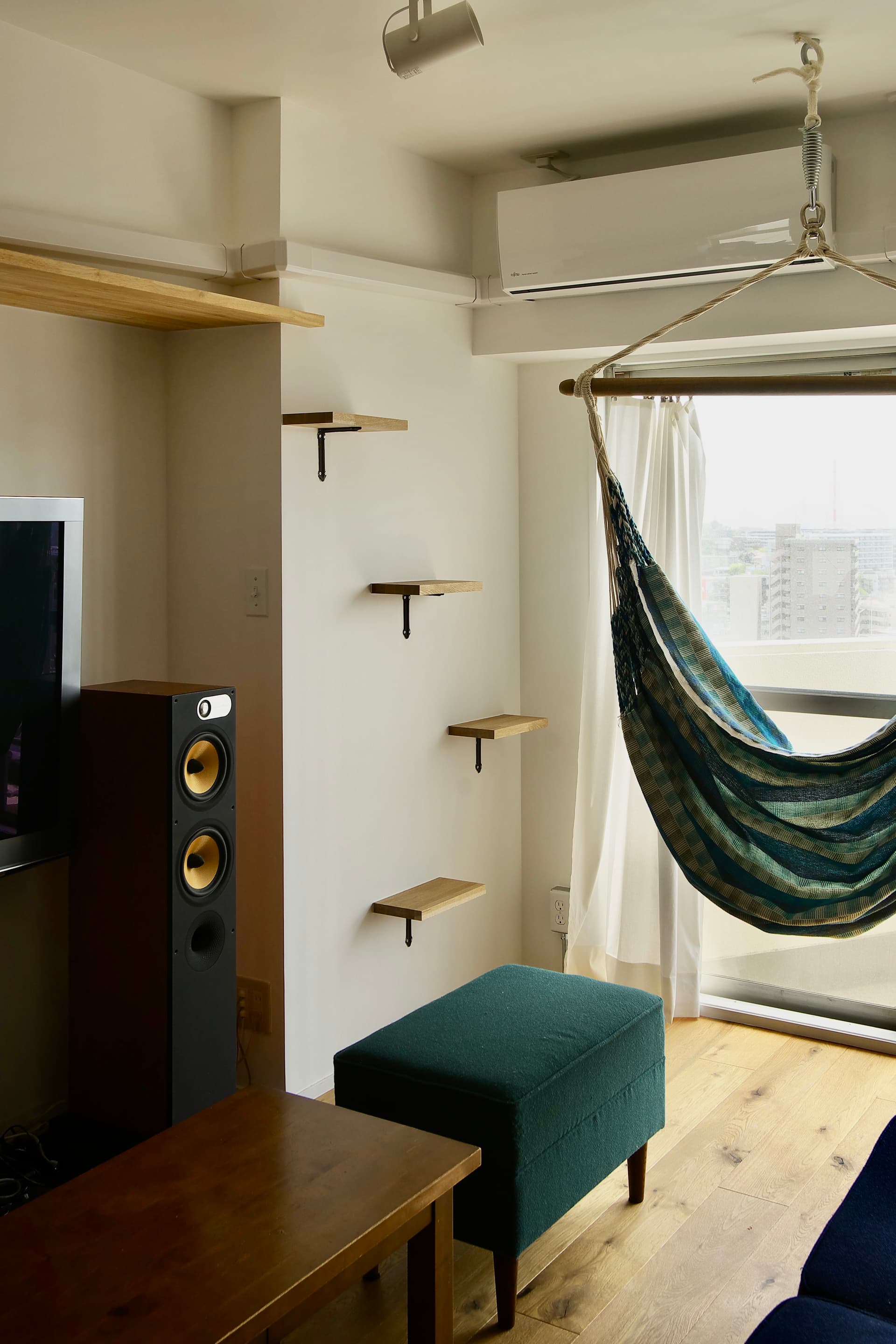 猫ステップです。猫を飼っていない方は、小物を飾るのにも良さそうです。