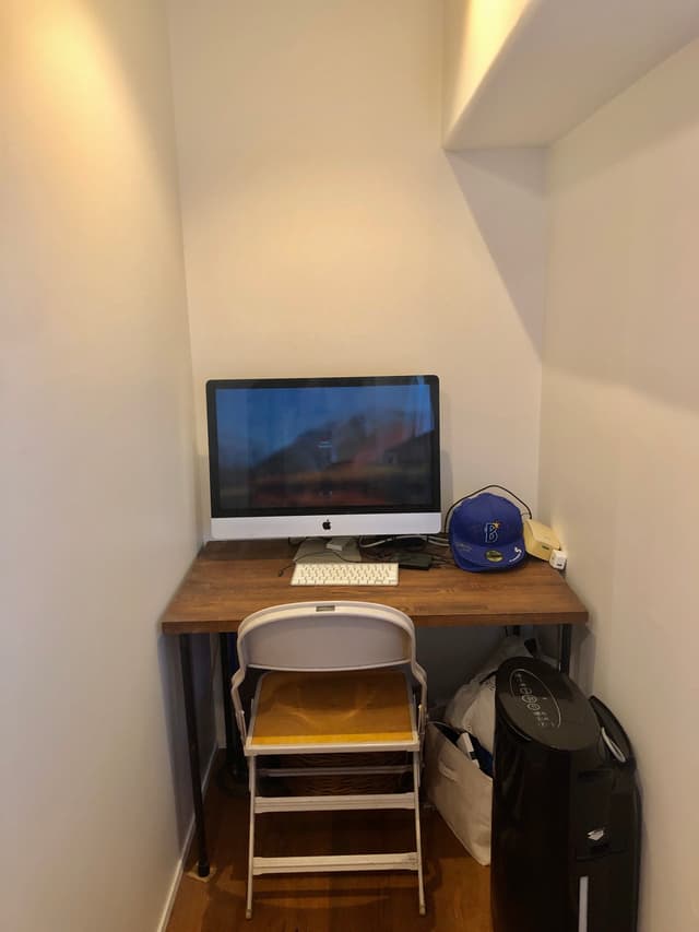 寝室に入って左側のスペースです。収納のつもりで作りましたが、現在はテレワークスペースになっています。