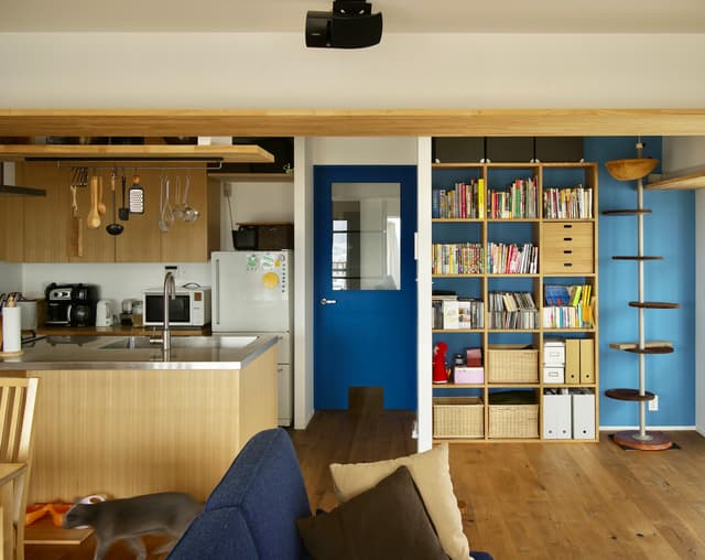 リビングのドアと一部の壁は、差し色として青くしています。