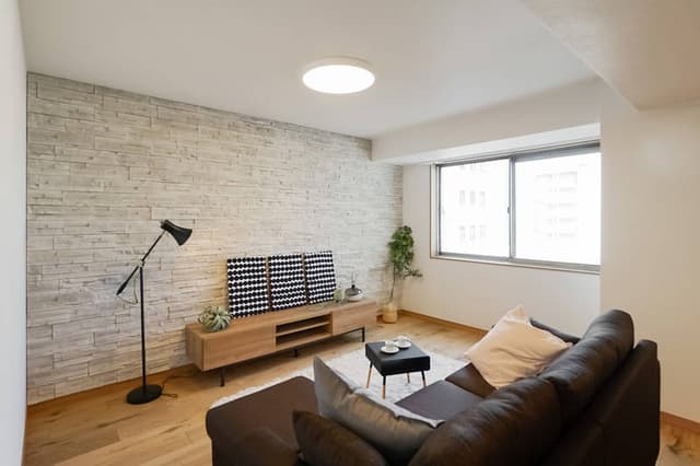 テレビを置く前のリビング部分。窓は二重窓で静かです。