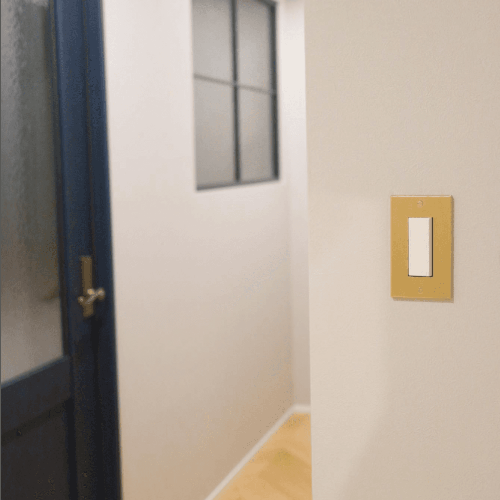 廊下洗面のサイドスイッチは、真鍮カバーにDIYしました。