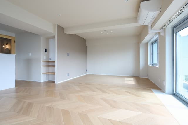 リビングベランダ側からの景色。奥には、もともと部屋がありましたが、壁を壊してひとつづきの広い空間にしました。将来、間仕切りを立ててお部屋を分ける選択肢も残せるよう、スイッチの位置や床材の区切りを工夫しています。