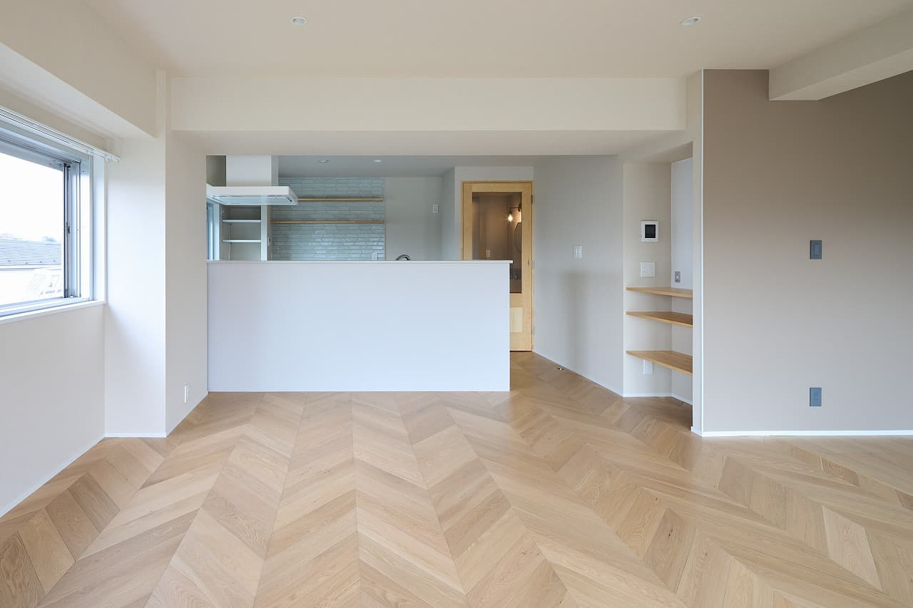 リビングにあるベランダから、キッチン・廊下を見た写真です。