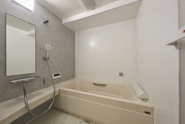 お風呂は、LIXILの最上級ライン「スパージュ」です。肩ほぐし湯、腰ほぐし湯などが出る「アクアフィール」や、リンナイの給湯器「マイクロバブルバスユニット」を採用。おうちにいながらリラクゼーションを楽しみたいと、リノベで密かにこだわったポイントでもあります。1600*1600の一般サイズよりやや広めの作りで、ゆったりとお風呂を楽しむことができます。