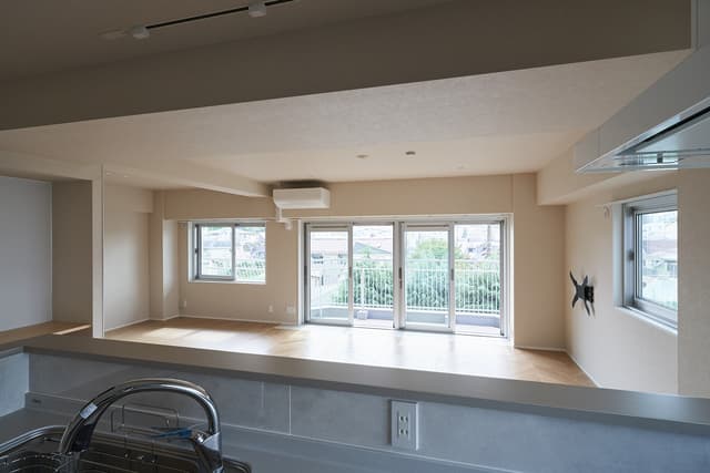 キッチンから見たリビング風景。角部屋の特権！窓が多く開放的な空間です。1Fの庭と、近くの緑道のおかげでグリーンが多く、3Fながら周りに高い建物がほとんどないので、見晴らしも良好です。料理をしているときも家族とコミュニケーションができるところが気に入っています。