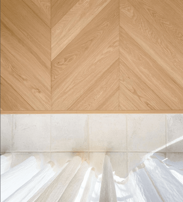 廊下からリビング一帯の床材は、「フレンチヘリンボーン」。ウレタン塗装をする際、少しだけ白い塗料を混ぜてもらうことで、木の風合いを残しながらも、明るい印象の空間に仕上がってお気に入りです。合板仕様なので、お手入れも◎。