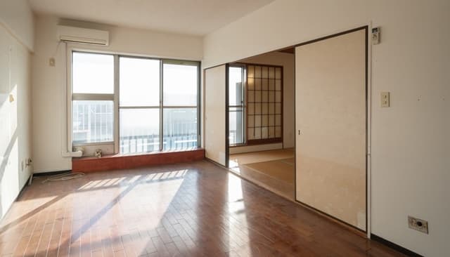 とても広いスペースの
リビングルームになります！
とても日当り良好で
冬でも明るくて暖かく本当に快適です！
全面フローリングです！
こちらにもガス栓が設置してあります。
エアコンは設置してあります。
