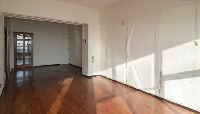 リビングルームから見たダイニングルームになります。
冬の1月15時位に撮影してもこの日差しです！
とても広々としたダイニングルームになります！
前面フローリングになります！
ドアは特注のガラスのデザインドアです！
壁紙はお好きなものに張り替えか塗替え
が必要になります！
