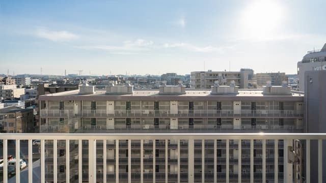 とても日当たりが良いため冬でもお部屋は暖かく暖房も必要ない日もあるぐらいです！
また日当り良好のおかげでとても明るいリビングはとてもいいですよ！

夏は窓を開ければ風が良く通るのでエアコン無しでも大丈夫です！

写真のようにベランダからの眺めは非常に良く夜にはディズニーランドの花火が見られます！