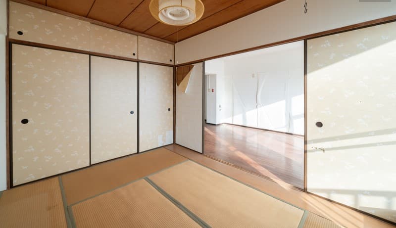 和室も充分なスペースの収納があります。
畳の表替えと引き戸の表紙は交換補修が必要になります。