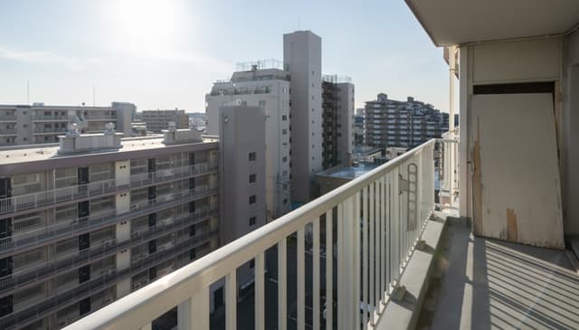 ベランダ右奥には充分な収納スペースがあります。
ドアの簡単な修理が必要です。