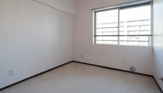 玄関からすぐの北の部屋になります。
寝室やお子さんのお部屋に最適です！
今のご時世でしたらリモートワークのお部屋としても充分ですね！

ガス栓がありますので冬でも暖かくすごせます！
ガスストーブなら、いちいち軽油を買う必要がなく臭いもないので快適です！
もちろんエアコン設置可能ですが窓を開けていれば風通しが良いのでなくてもすごせます！