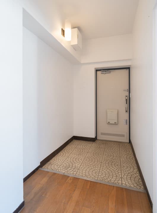 玄関でも広いスペースがありますので絵画などを飾って
アクセントにされても良いのではないでしょうか！
