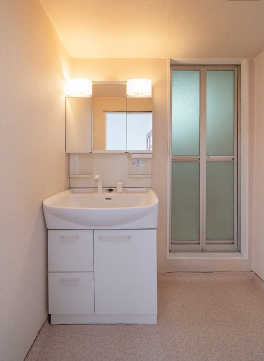 こちらは洗面化粧台とバスルームと
脱衣スペースになります。
洗面台は大きいサイズなのでシャワーで洗髪もできますよ！