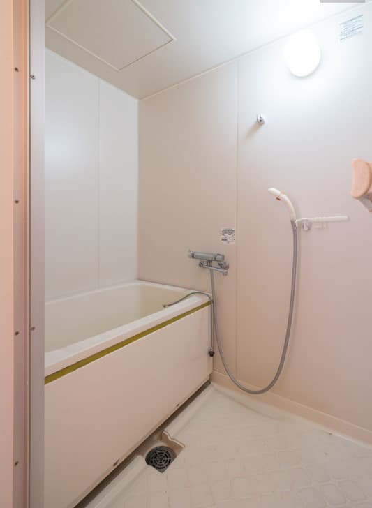 バスルームになります。
こちらはより大きいサイズのユニットバスに変えられても良いかもしれませんね！
最新のユニットバスもいれられますよ！