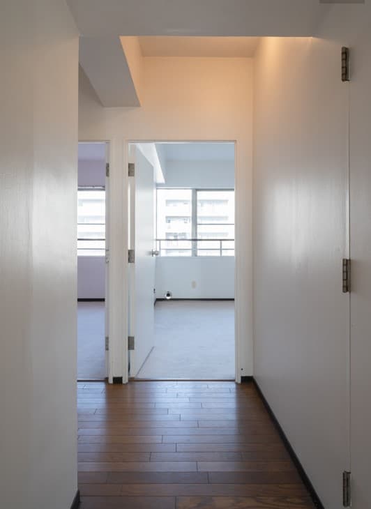 廊下から北側の洋室2部屋を見たところです。
見ての通り北側でも明るいですよ！