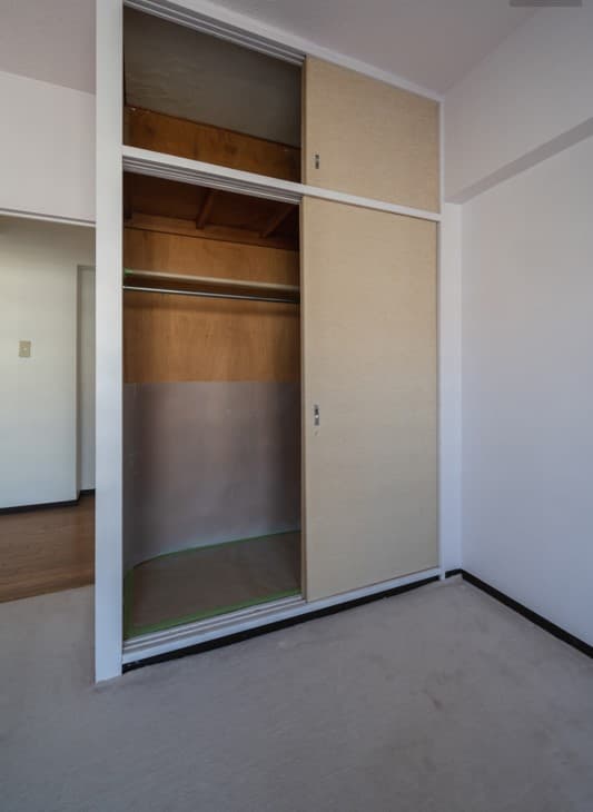 北のお部屋の収納です。
ここはクローゼットにされても良いのではないでしょうか。
収納に充分なスペースがあります！