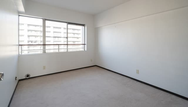 二つ目の北のお部屋になります。
ここも寝室や子供部屋に最適です！
こちらにもガス栓がありガスストーブと
エアコン設置が出来ます。