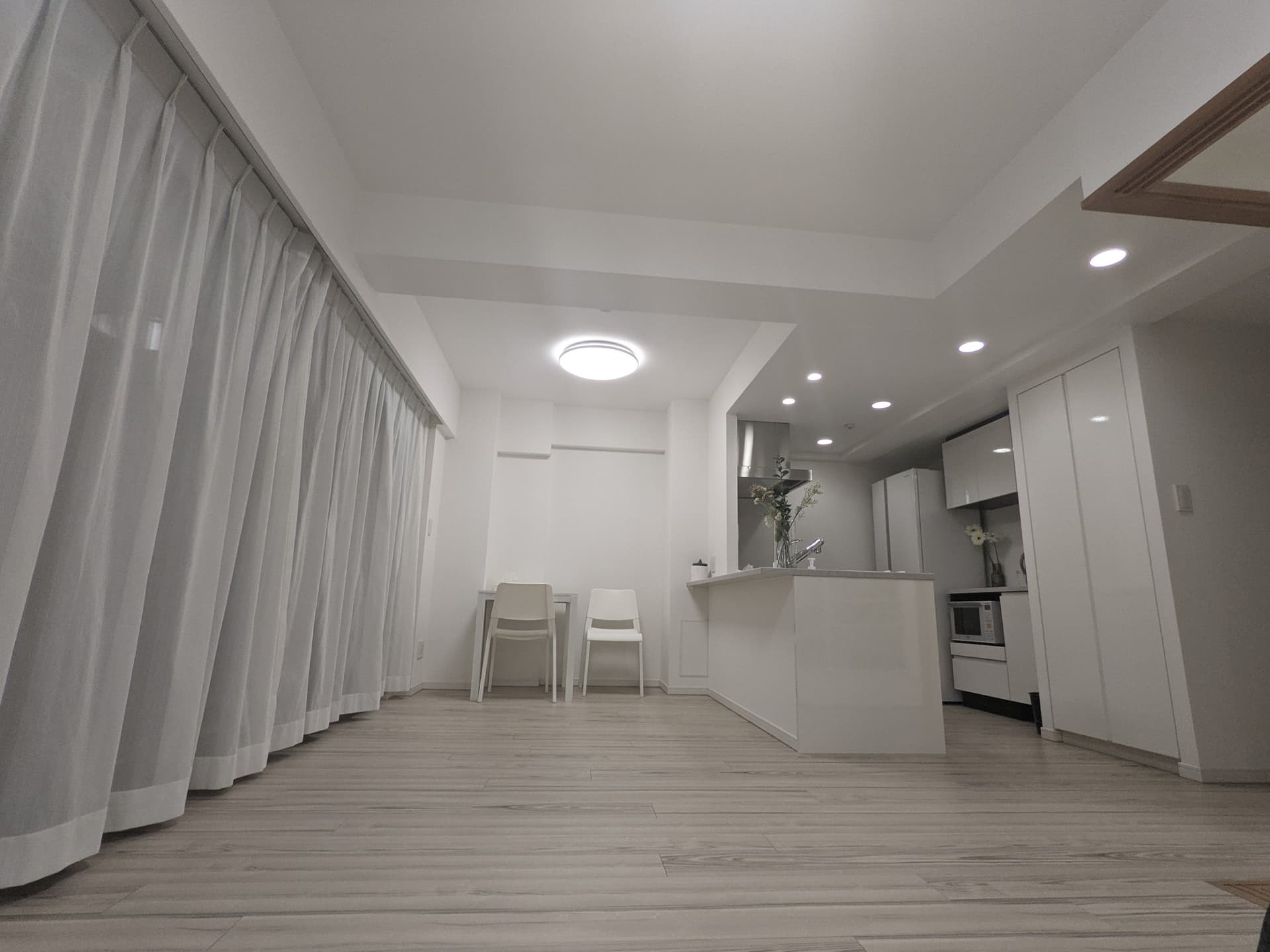 部屋は白基調で明るい雰囲気です