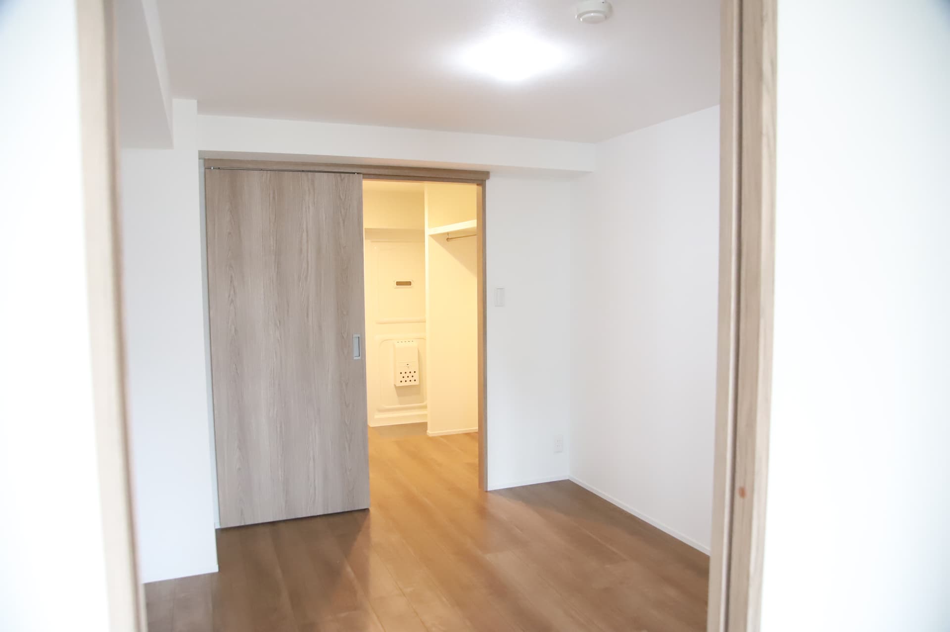 メインベットルーム。奥の部屋はクローゼットです。