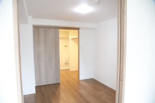 メインベットルーム。奥の部屋はクローゼットです。