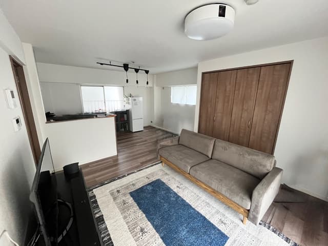 リビング　15畳ありキッチンから全体が見渡せます。3面採光なので日中は電気をつけなくとも過ごせます。