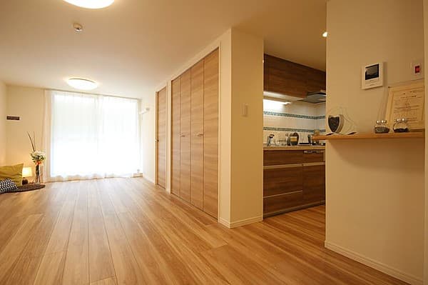 リビングです。南向きで周りに建物がないので陽当たりは非常に良いです。