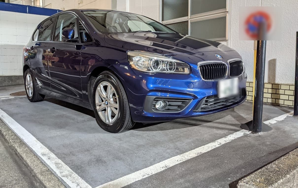 駐車場は徒歩10秒で広く止めやすく、月間26,000円です。（ただし、長さ4700mm制限です）