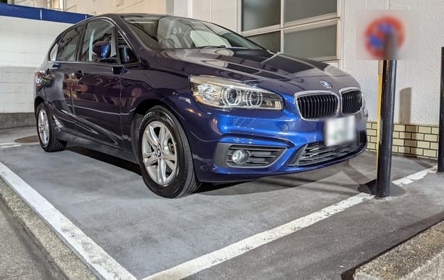 駐車場は徒歩10秒で広く止めやすく、月間26,000円です。（ただし、長さ4700mm制限です）