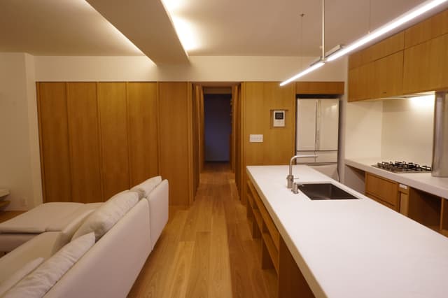 天井をすっきりとフラットに見せるため、天井に照明は取り付けず、センターに間接照明のボックスを作っています。