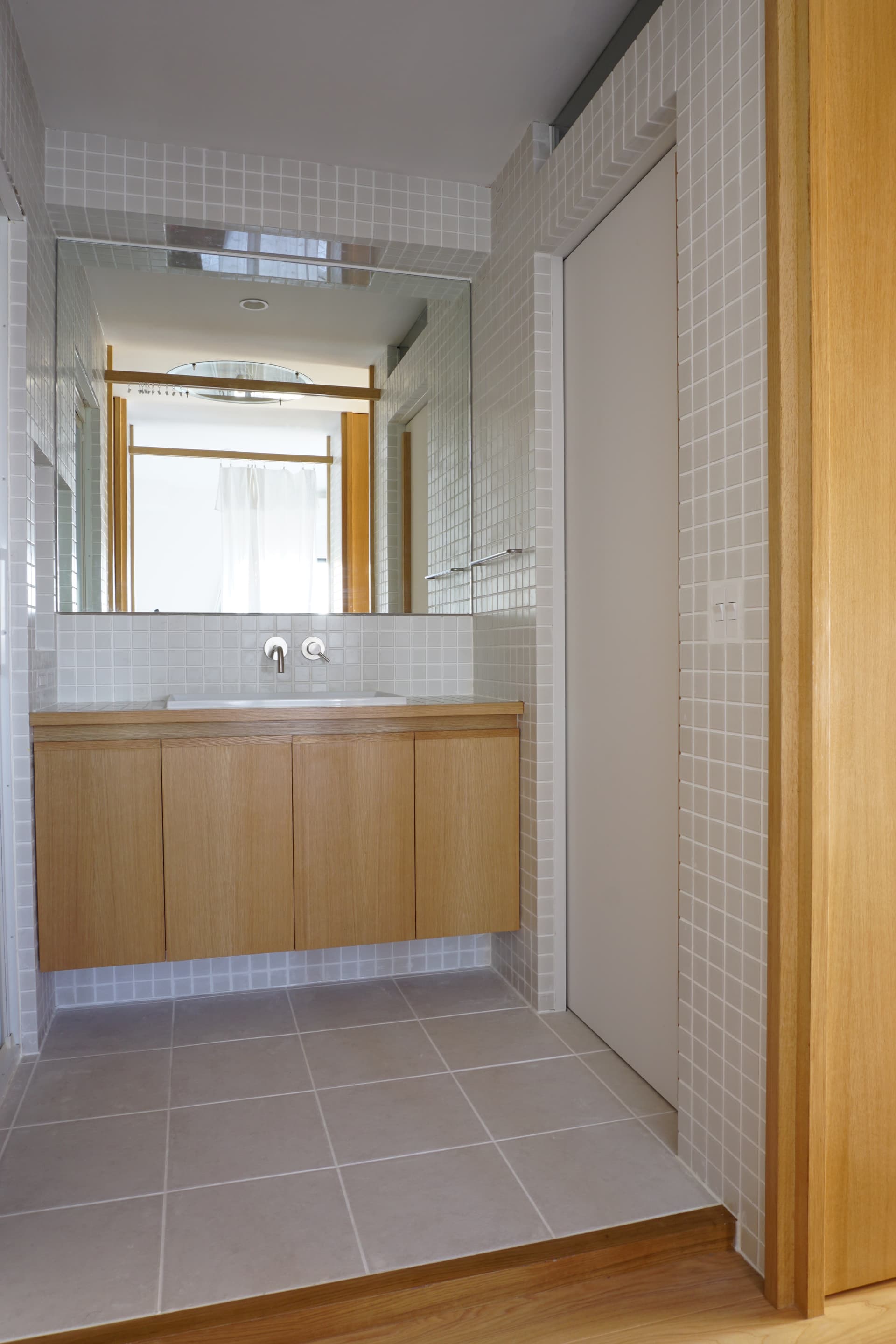 寝室の間仕切りをカーテンにしたことで洗面所も太陽光が入ってきます。明るい太陽光のもとで朝の身支度をすることができます。