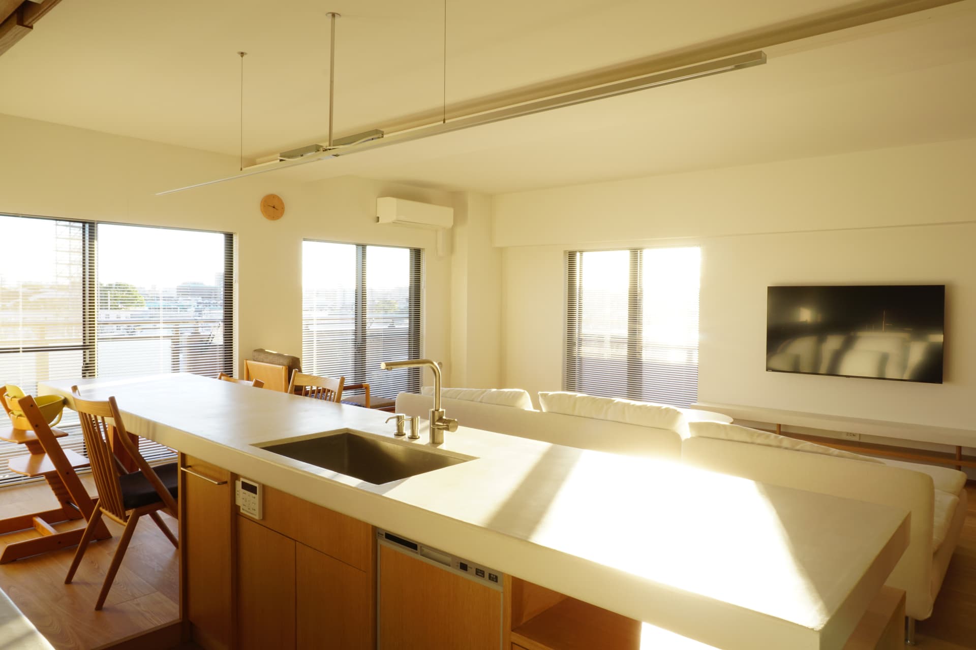 南西角部屋+視界を遮る建物が少ないので太陽光で本当に明るい空間です。