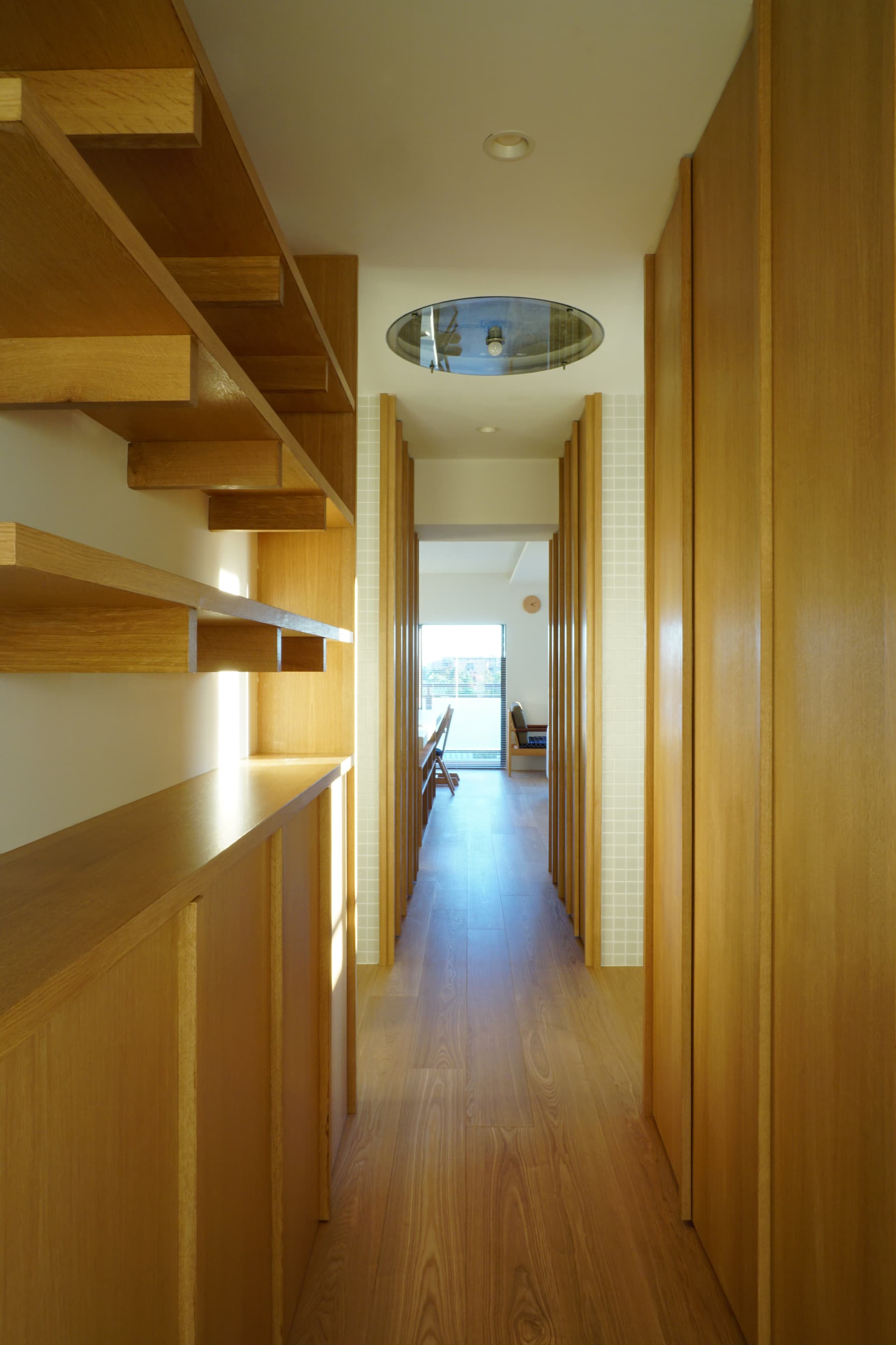 飾り棚に金属の金物が見えるのを避けながら本を載せられる重量に耐えられるように木を使った棚受けを制作しました。
