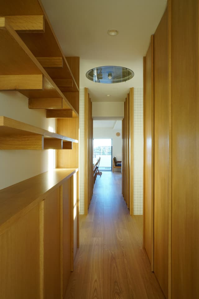 飾り棚に金属の金物が見えるのを避けながら本を載せられる重量に耐えられるように木を使った棚受けを制作しました。
