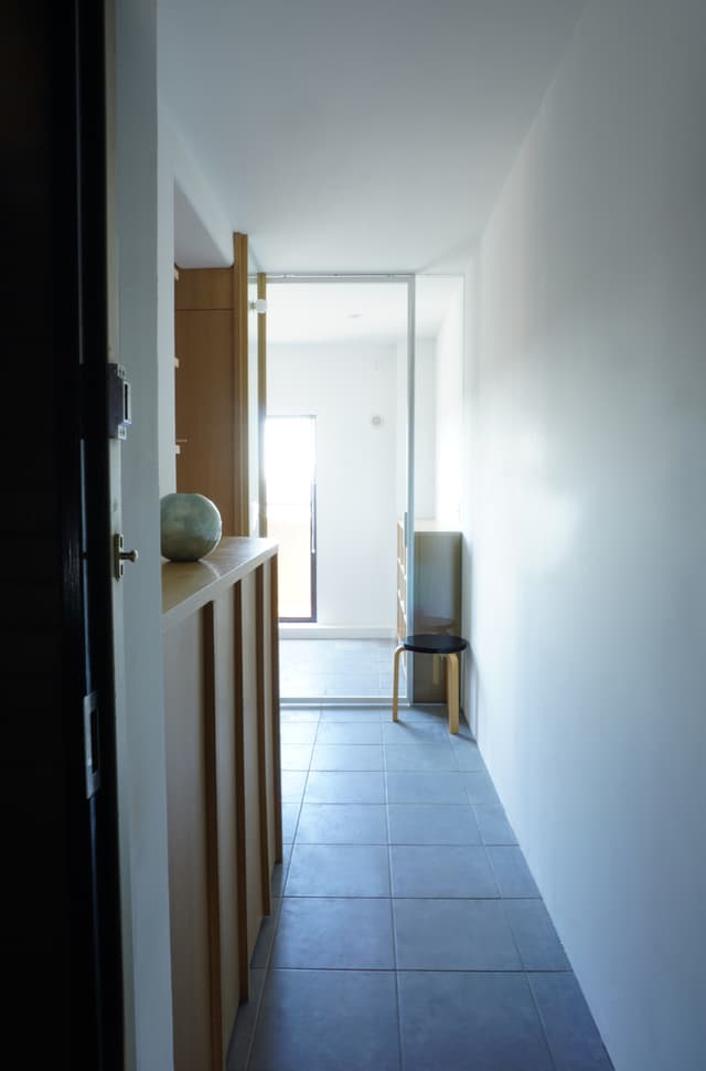 ワークスペースの建具をガラスにしたことで玄関を開けた瞬間にも明るい光が入るようにしました。ワークスペースとひとつながりの玄関とすることで玄関がとても広く余裕があるように見えます。