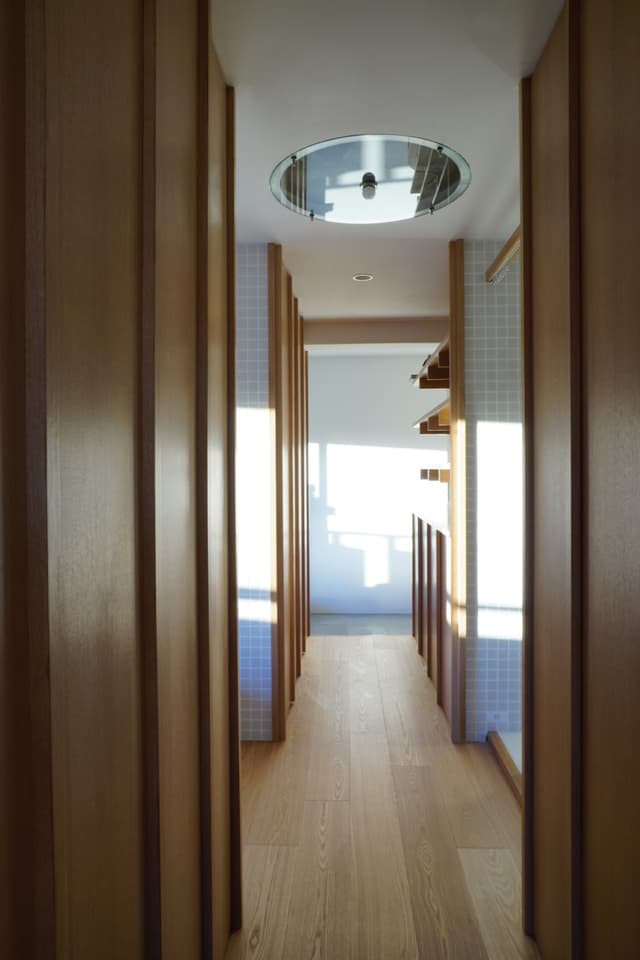 天井の一部を円形のガラス天井とし、センターに照明を設置しました。