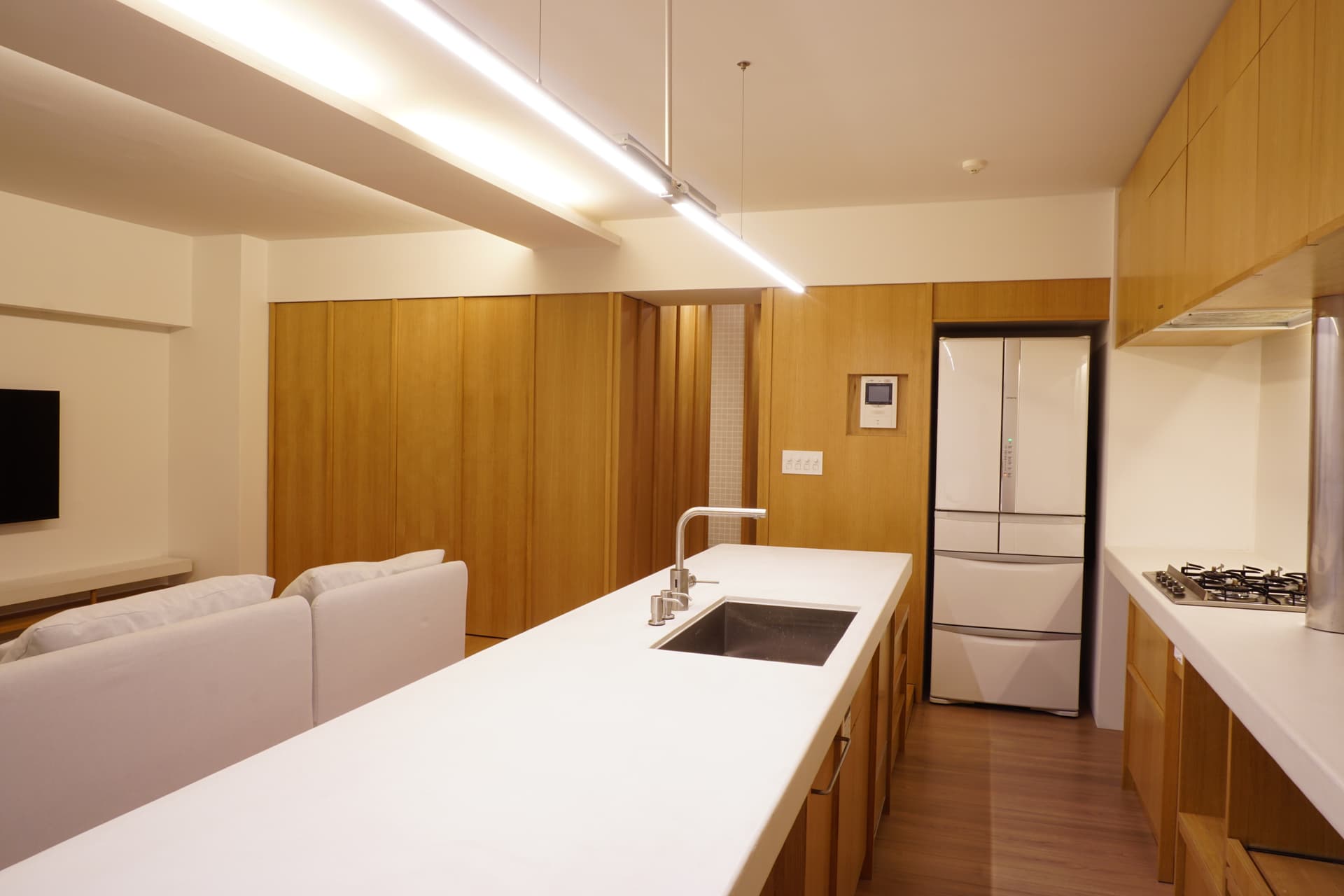 ダイニング、キッチンの照明は手元灯はペンダント等の個数が多くならないように一本のバータイプのペンダント照明を制作しました。